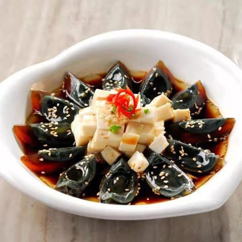 皮蛋最新视频探秘小巷特色小吃店，美食之旅不容错过！